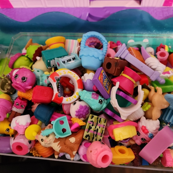 Shopkins Shopville Super Mall Playset with Huge Lot of Accessories - Picture 9 of 16